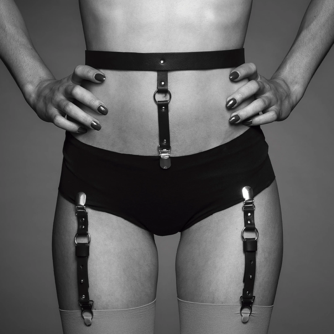 Pas na talię i paski do podwiązek - Bijoux Indiscrets Maze Suspender Belt Black Pas na talię i paski do podwiązek - Bijoux Indiscrets Maze Suspender Belt Black