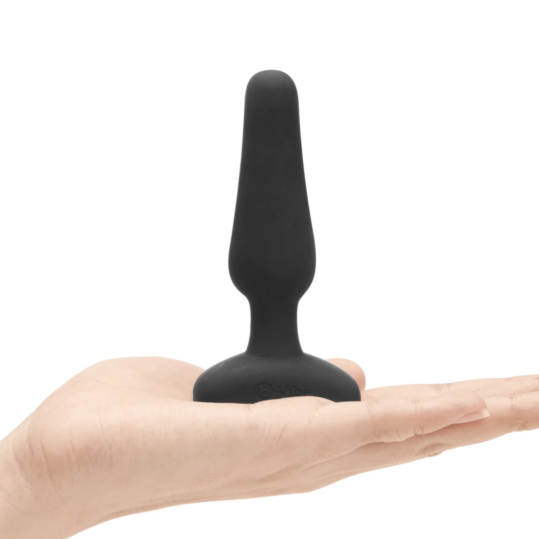 Korek analny wykonany z czarnego silikonu z pilotem zdalnego sterowania B-Vibe Novice Plug 