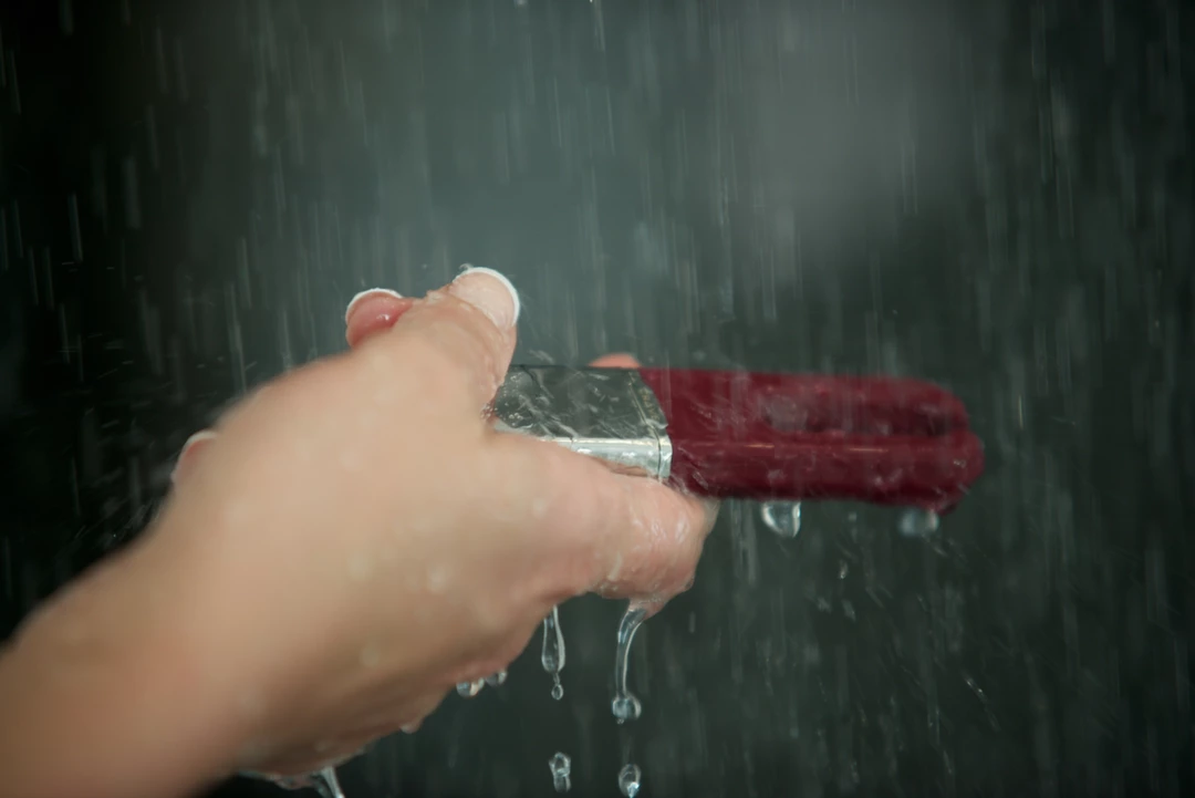 Czarny silikonowy wibrator do stymulacji łechtaczki z podwójną końcówką Crave Duet Vibrator 