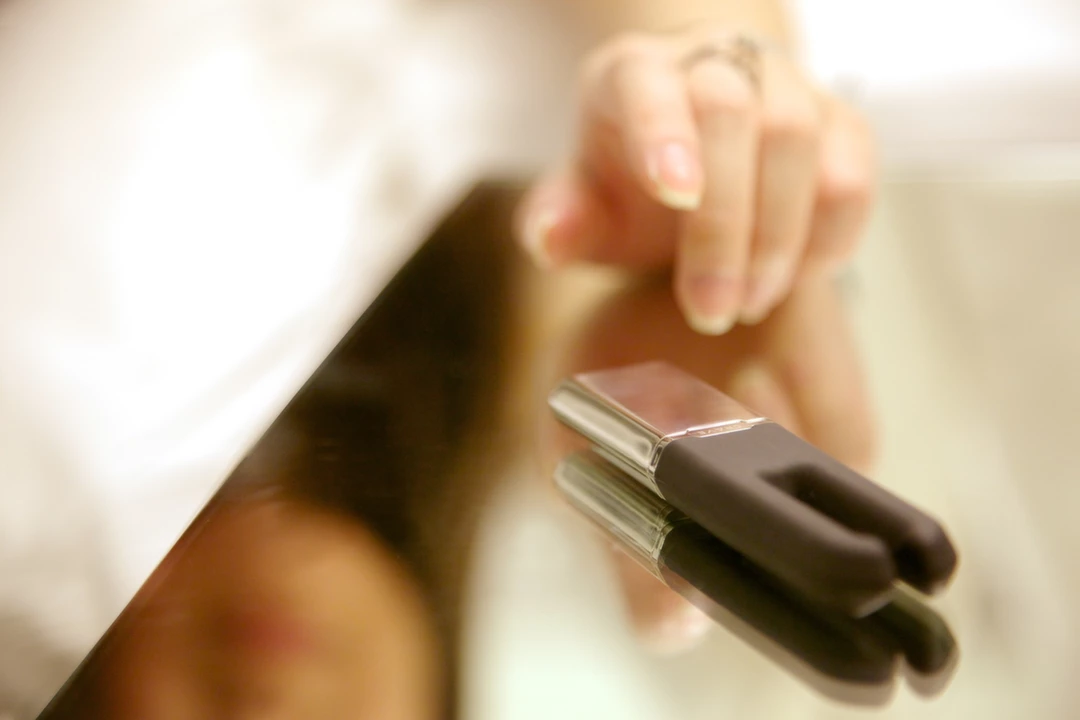 Czarny silikonowy wibrator do stymulacji łechtaczki z podwójną końcówką Crave Duet Vibrator 