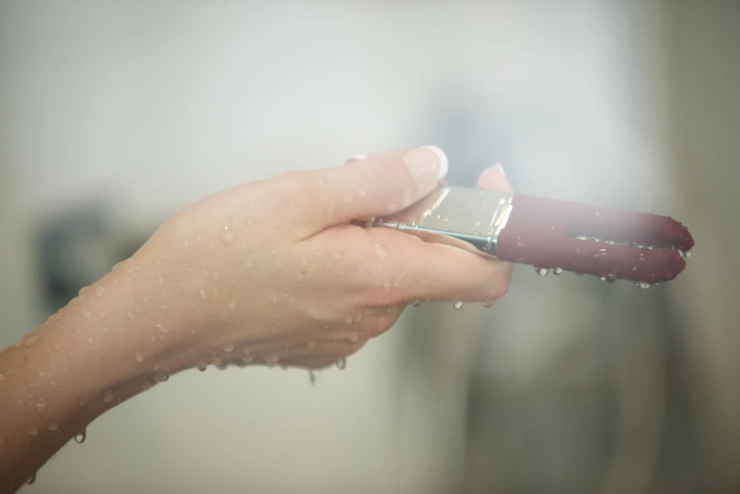 Czarny silikonowy wibrator do stymulacji łechtaczki z podwójną końcówką Crave Duet Vibrator 