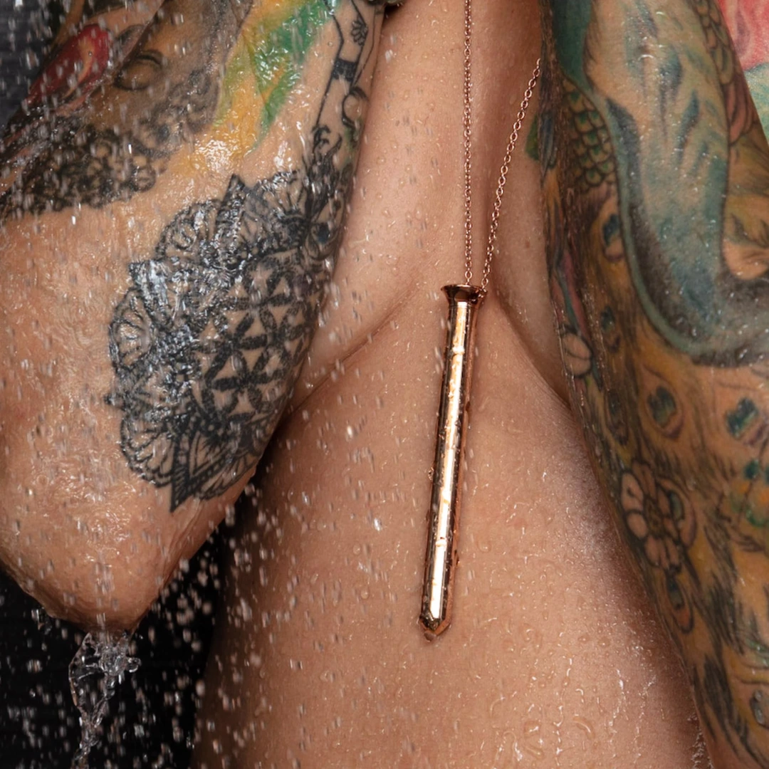 Miniwibrator naszyjnik do masturbacji wykonany ze stali w kolorze różowego złota Crave Vesper 2