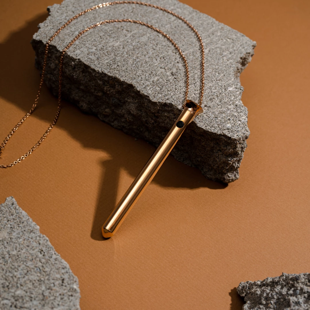 Miniwibrator naszyjnik do masturbacji wykonany ze stali w kolorze różowego złota Crave Vesper 2