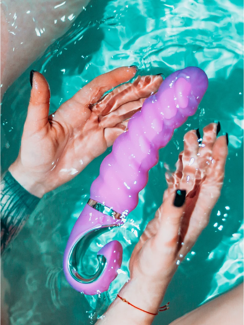 Zakrzywiony miniwibrator do masturbacji wykonany z czarnego silikonu Gvibe Jack