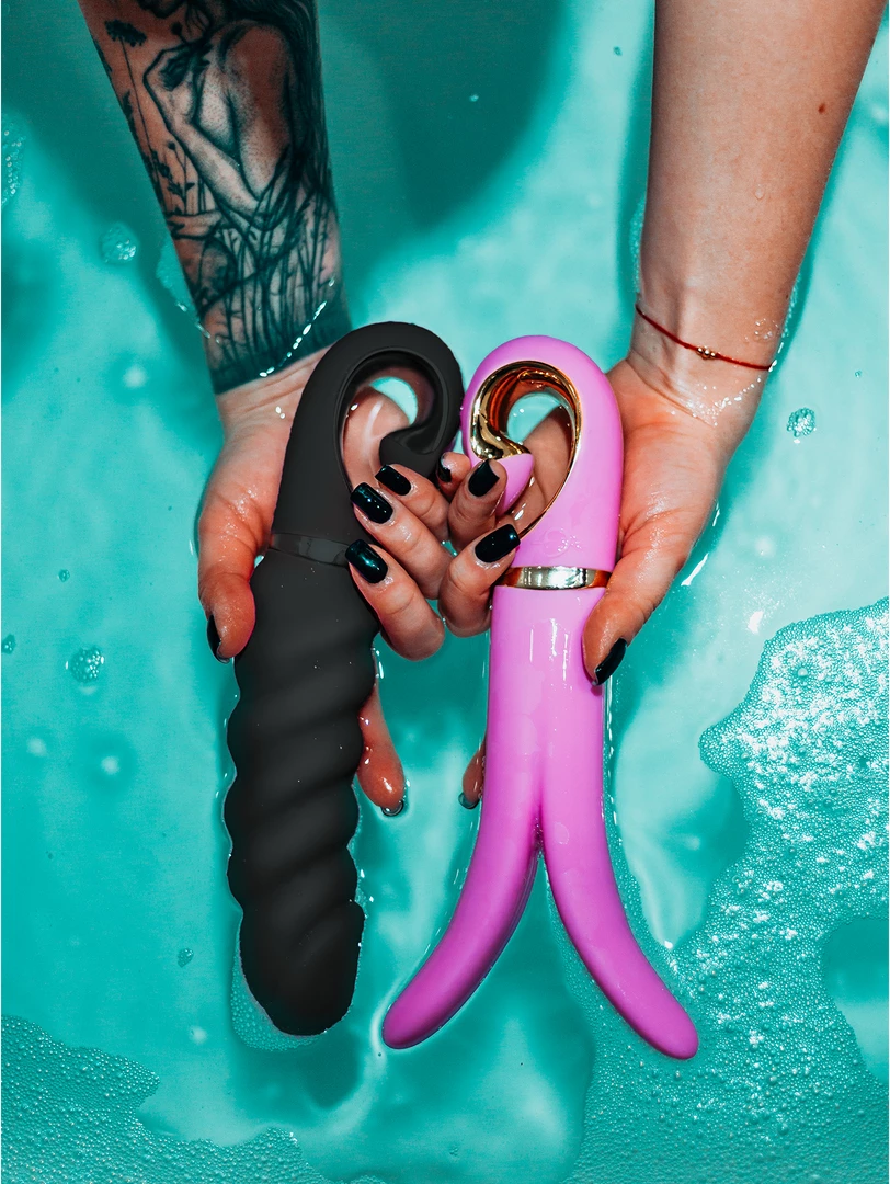 Zakrzywiony miniwibrator do masturbacji wykonany z czarnego silikonu Gvibe Jack