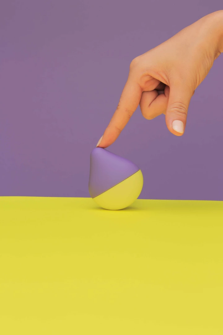 Miniwibrator silikonowy okrągły do stymulacji łechtaczki w kolorze fioletowo żółtym Iroha by Tenga Fuji Lemon