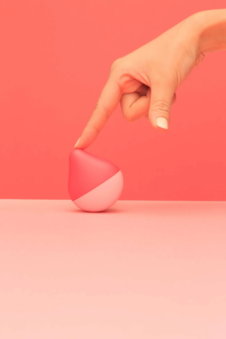 Miniwibrator silikonowy okrągły do stymulacji łechtaczki w kolorze różowo karmazynowym Iroha by Tenga Ume Anzu