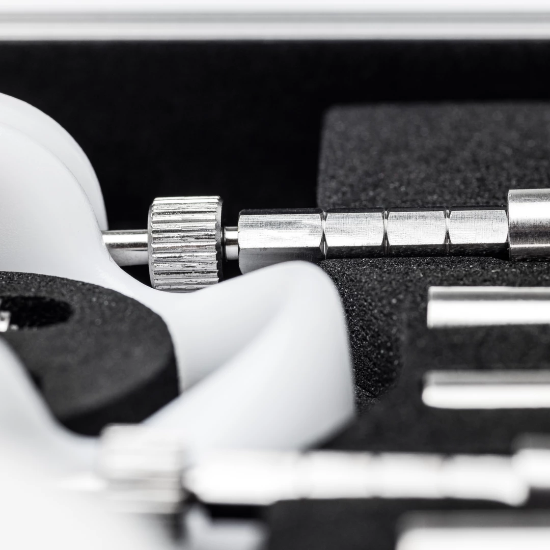 Zestaw do powiększania penisa wykonany z plastiku i metalu oraz silikonu w kolorze białym w etui Jes-Extender Titanium Penis Enlarger