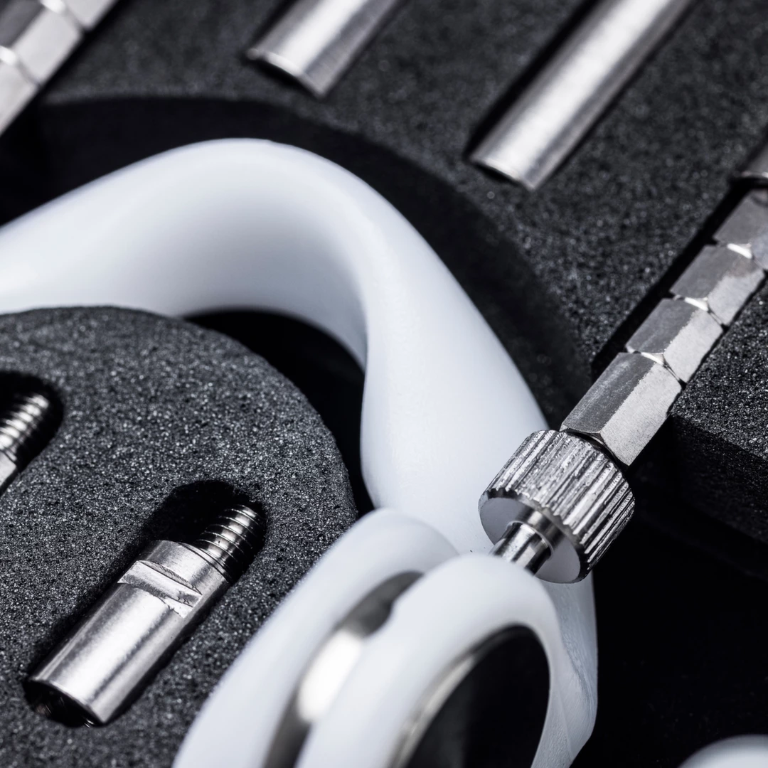 Zestaw do powiększania penisa wykonany z plastiku i metalu oraz silikonu w kolorze białym w etui Jes-Extender Titanium Penis Enlarger