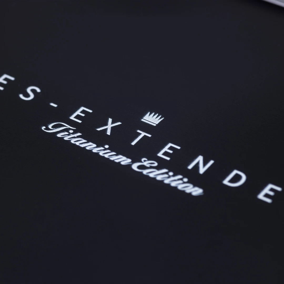 Zestaw do powiększania penisa wykonany z plastiku i metalu oraz silikonu w kolorze białym w etui Jes-Extender Titanium Penis Enlarger