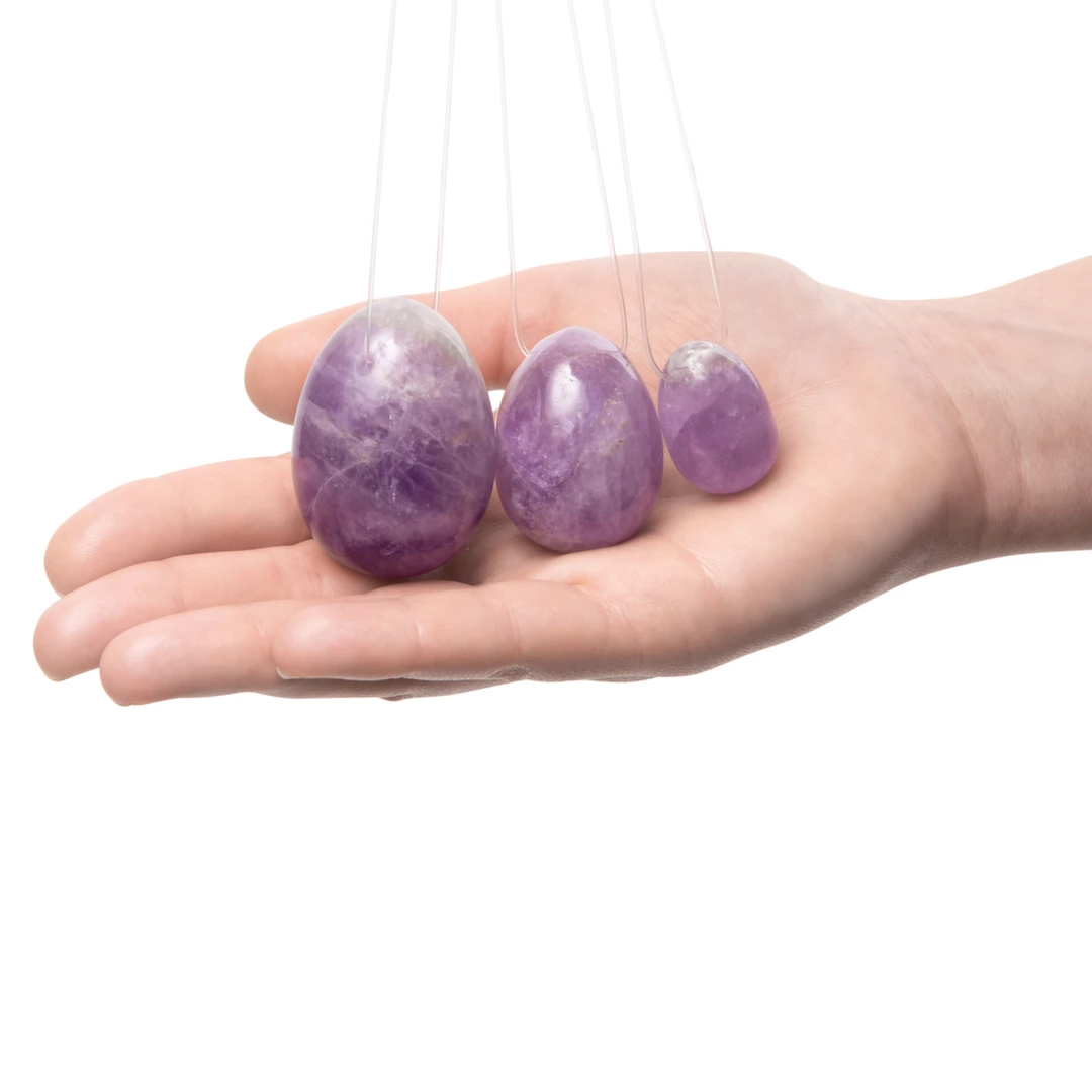 Zestaw trzech kulek gejszy wykonanych z ametystu w kolorze fioletowym La Gemmes Yoni Egg  Zestaw trzech kulek gejszy wykonanych z ametystu w kolorze fioletowym La Gemmes Yoni Egg