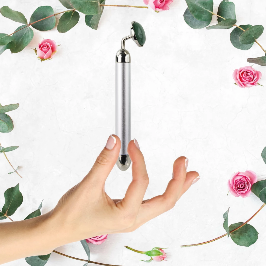Wibrator srebrny z jadeitem do masturbacji łechtaczki i masażu twarzy La Gemmes Lay On Vibrator J Wibrator srebrny z jadeitem do masturbacji łechtaczki i masażu twarzy La Gemmes Lay On Vibrator J