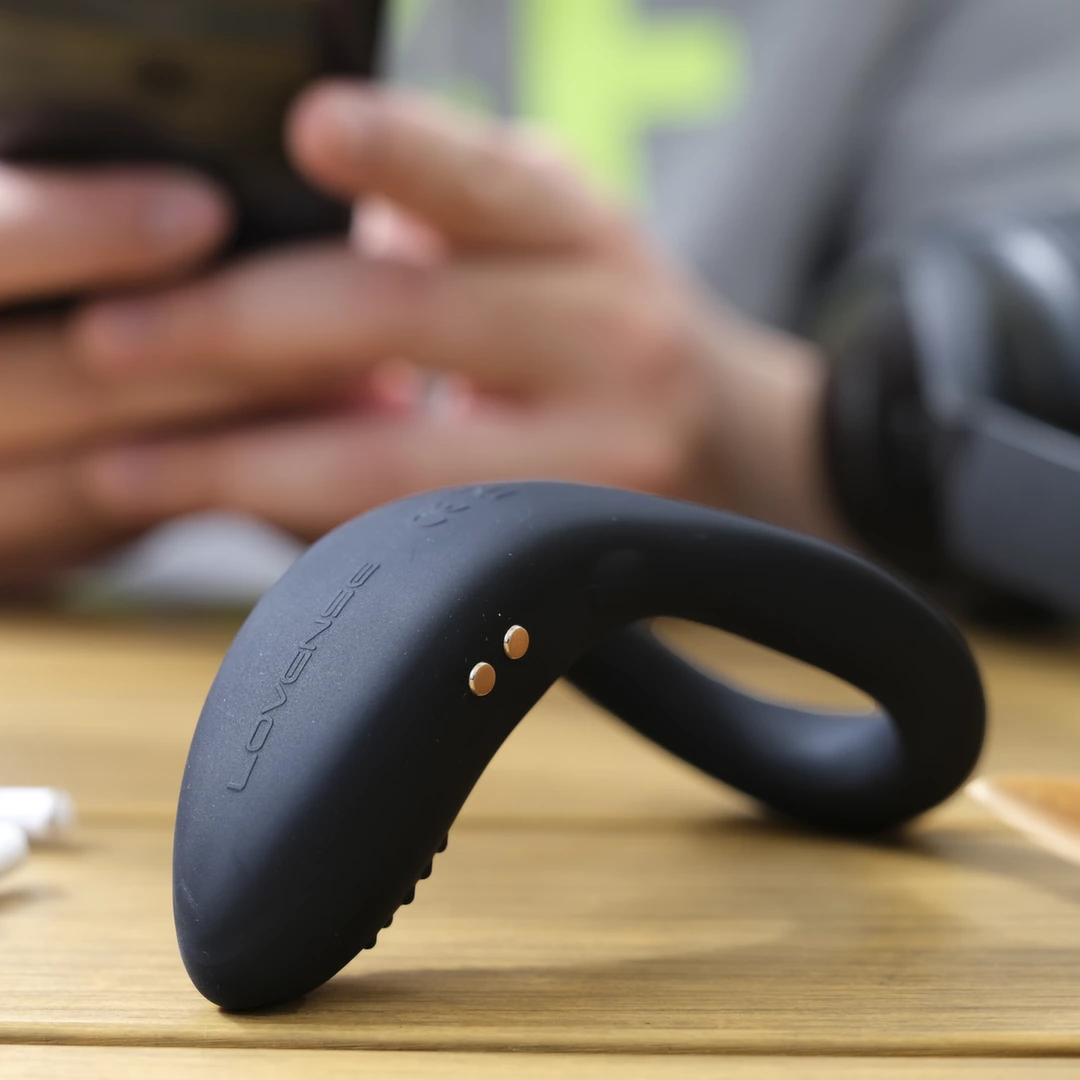 Wibrujący silikonowy pierścień na penisa czarny z kolczastą teksturą Lovense Diamo Remote-Controlled