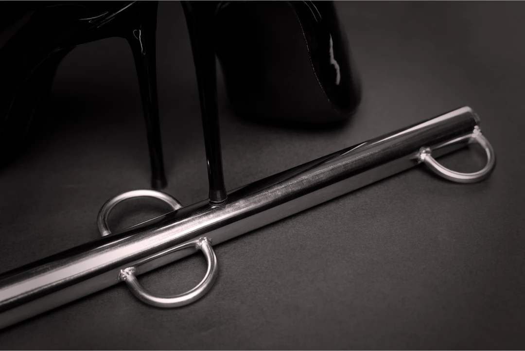 Ouch! by Shots drążek rozporowy regulowany z wieloma hakami, stalowy