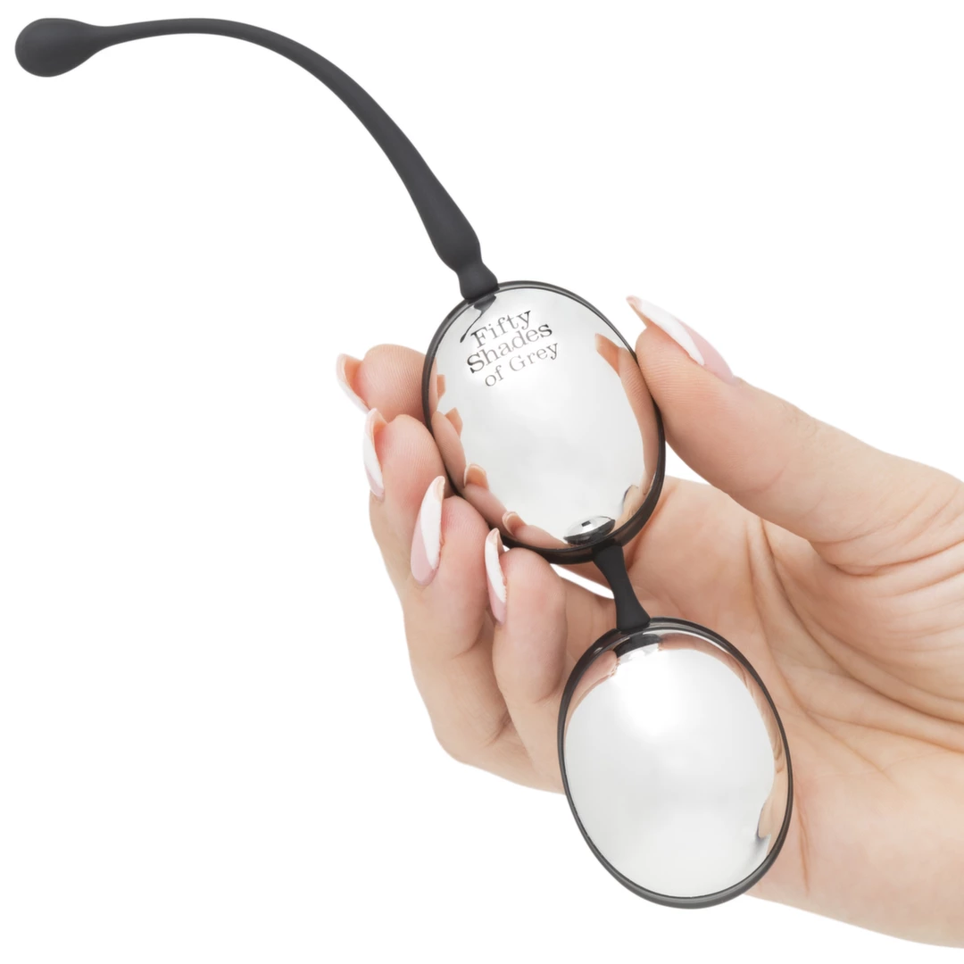 Kulka gejszy wykonana z tworzywa sztucznego w kolorze srebrnym z silikonowym uchwytem w kolorze czarnym Fifty Shades of Grey Inner Goddess