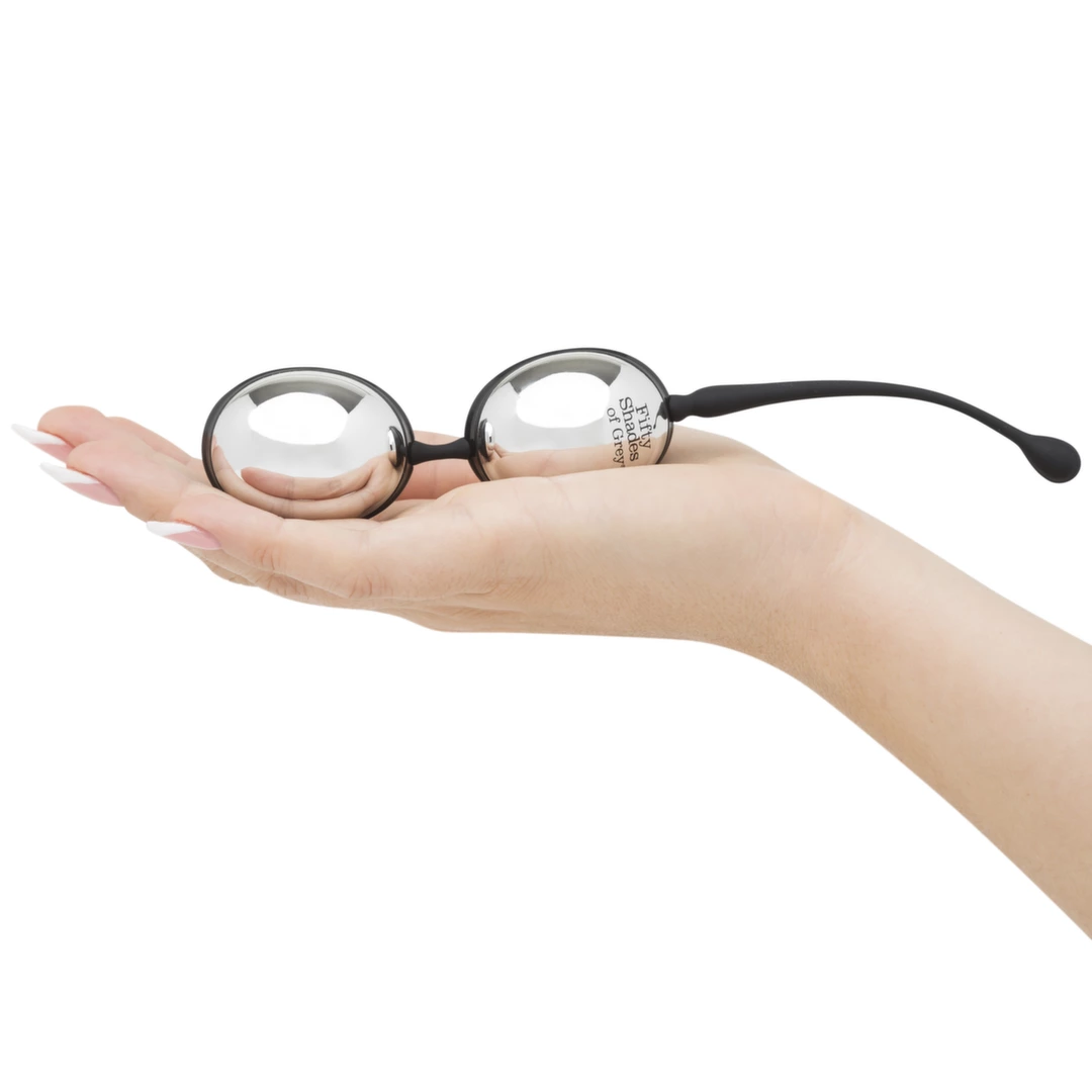 Kulka gejszy wykonana z tworzywa sztucznego w kolorze srebrnym z silikonowym uchwytem w kolorze czarnym Fifty Shades of Grey Inner Goddess