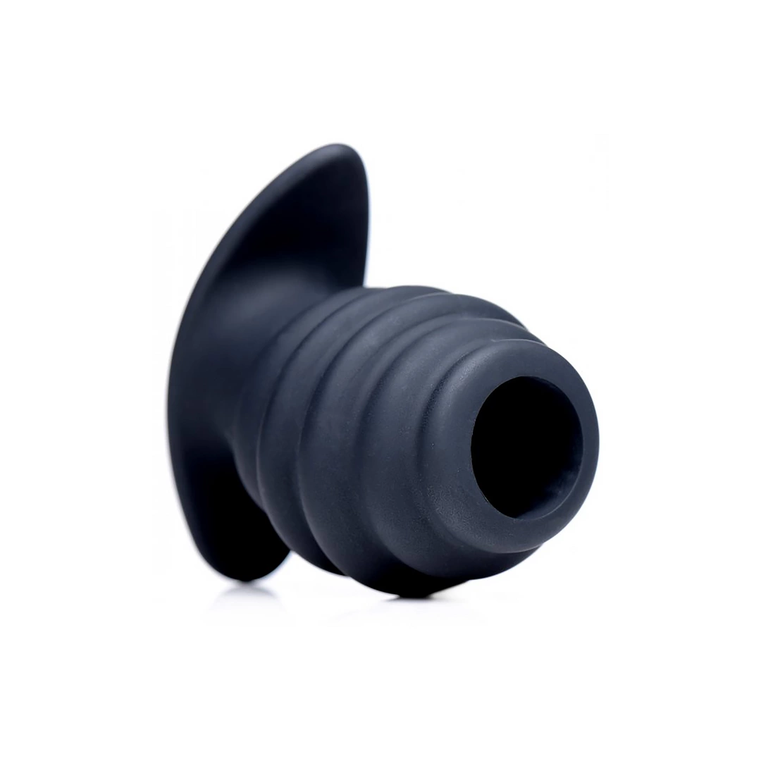 Tunel analny wykonany z czarnego silikonu XR Brands 7 cm Tunel analny wykonany z czarnego silikonu XR Brands 7 cm